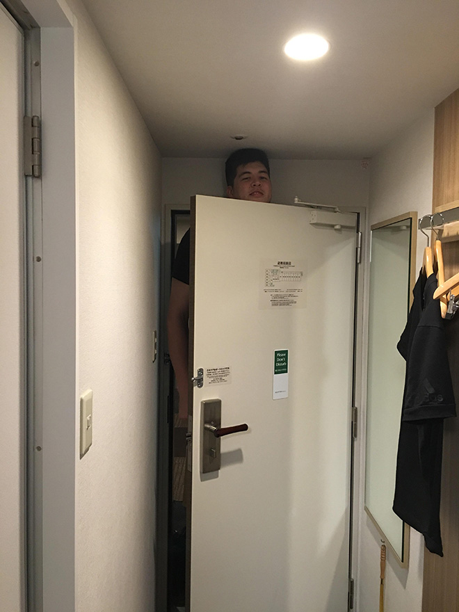 20 Times People Traveled To Japan And Realized They’re Too Tall For It