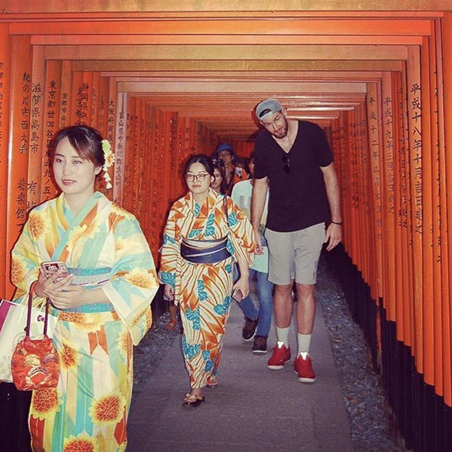 20 Times People Traveled To Japan And Realized They’re Too Tall For It