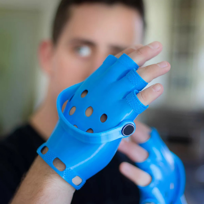 2020 Fashion Novelties: Crocs Gloves And Ramen Handbag