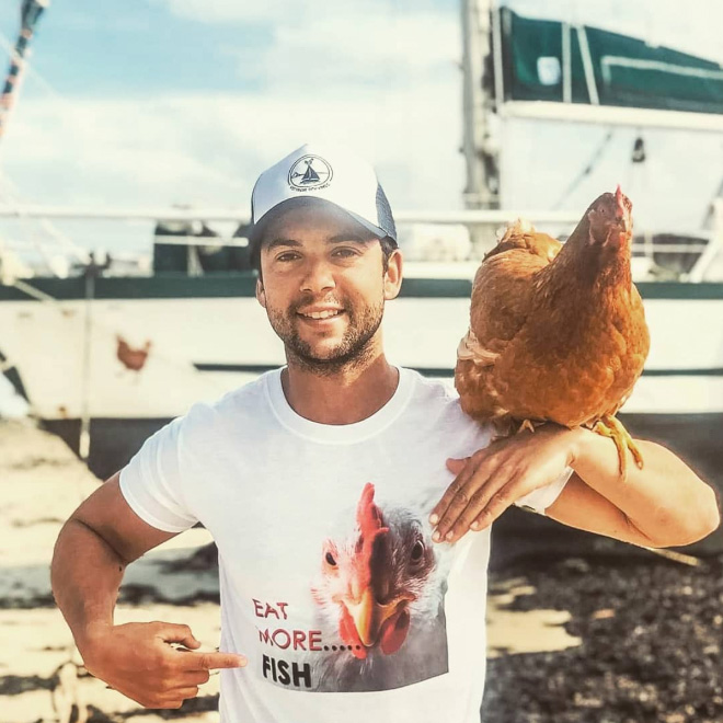 Adventurous Man Sails Around The World With His Pet Chicken