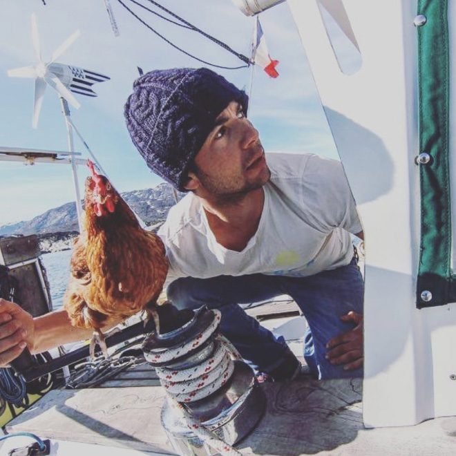 Adventurous Man Sails Around The World With His Pet Chicken