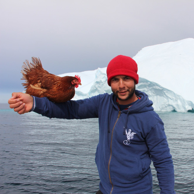 Adventurous Man Sails Around The World With His Pet Chicken