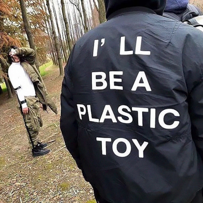 Foreigner Living In China Documents Their Funny Shirts