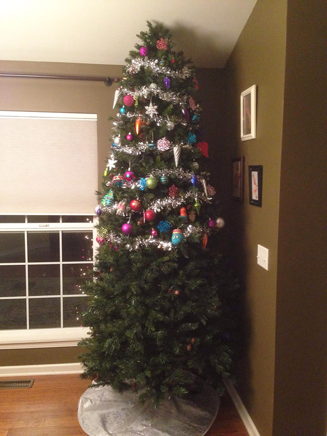 Genius People Who Found a Way To Protect Their Christmas Trees From Pets
