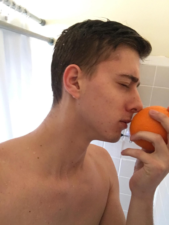 There’s an Online Community Made For People Who Enjoy Showering With Oranges